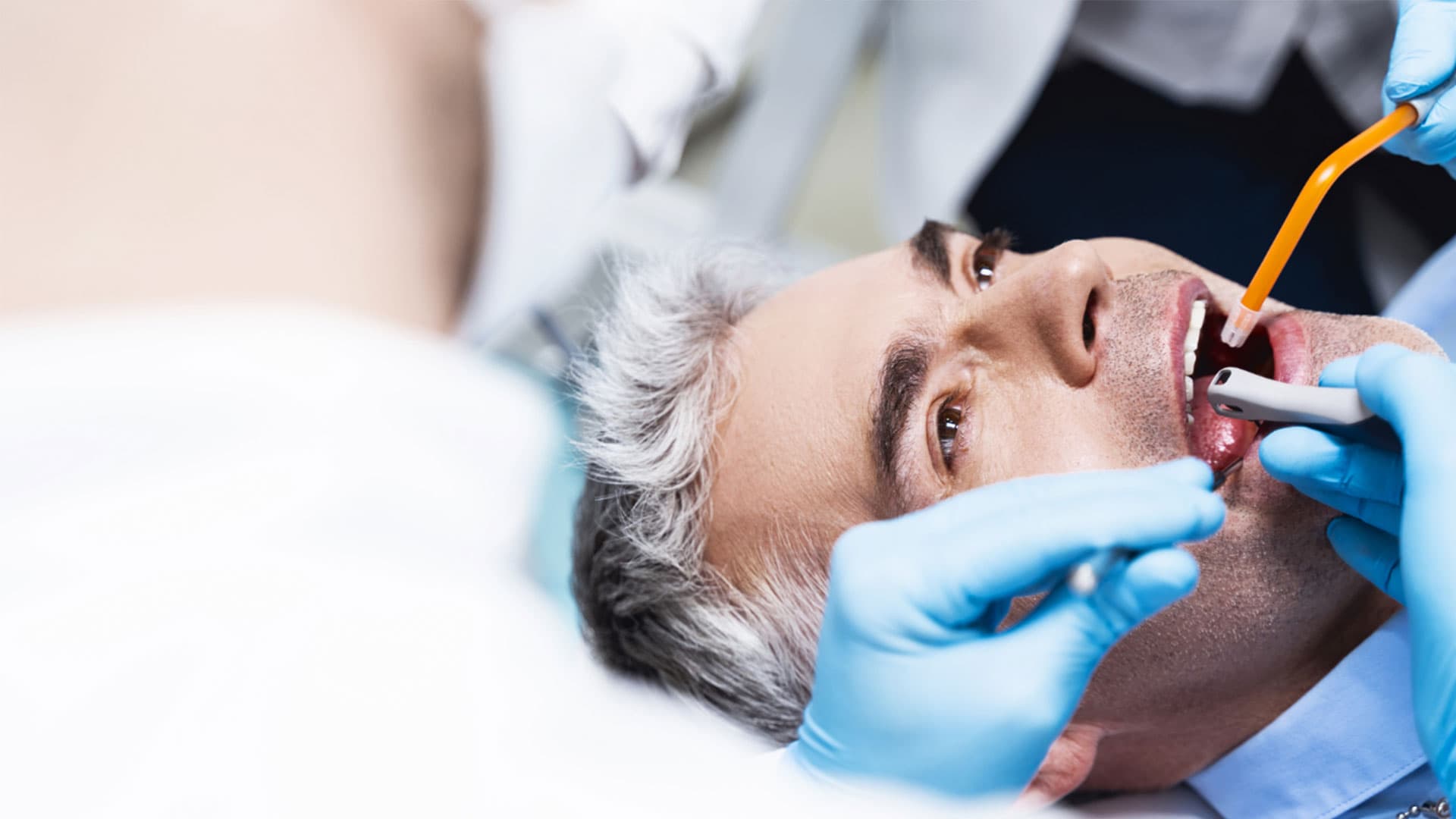 دندان در حال عصب کشی