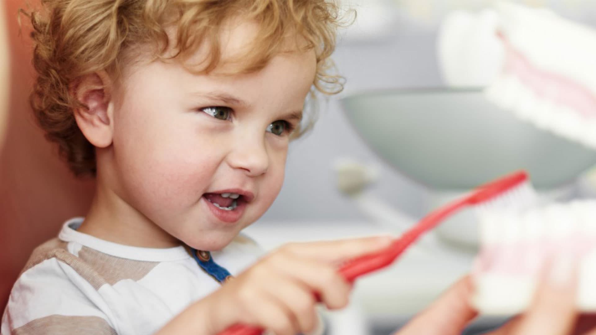 مسواک زدن کودک