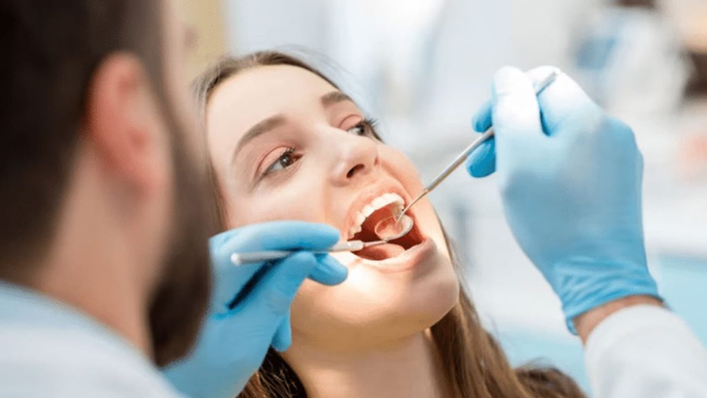 بررسی وضعیت دندانها